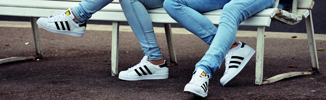 speer Beschuldigingen Berouw Witte sneakers combineren dames → Tips en inspiratie voor de juiste look